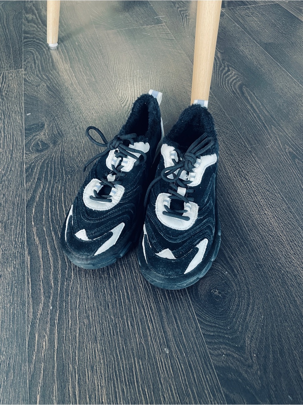 Lady‘s Black and White Athletic Sneakers
